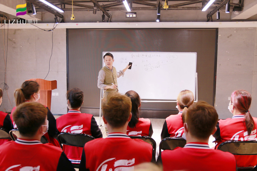 乾健·形象設(shè)計(jì)沙龍招人啦！廣西美發(fā)學(xué)校為你解決就業(yè)之憂