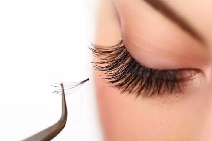 嫁接睫毛紅腫怎么辦？南寧美睫學(xué)校來幫你