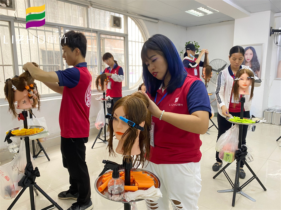 南寧學美發(fā)哪里的學費便宜？南寧美發(fā)學校哪里比較專業(yè)？