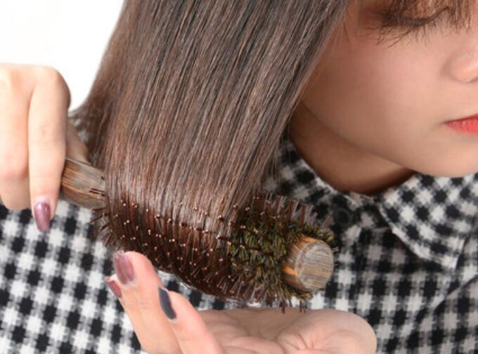 如何快速清理卷發(fā)梳上的頭發(fā)？廣西美發(fā)培訓(xùn)班教你