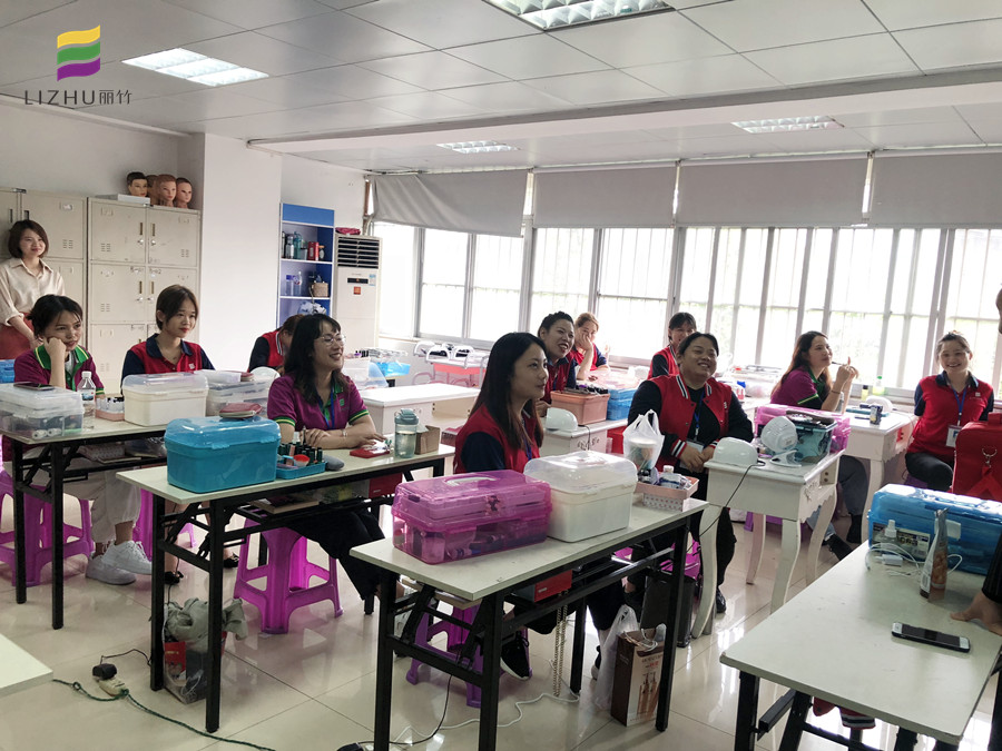 看了美甲就業(yè)宣講，你還會(huì)問南寧學(xué)美甲有前途嗎？