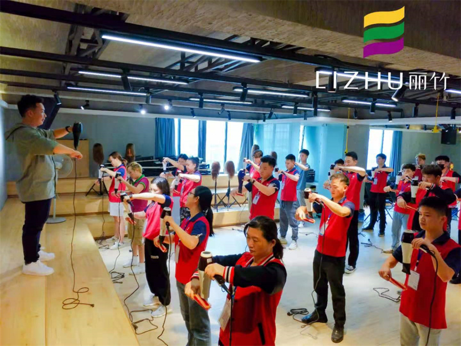 美發(fā)吹風(fēng)造型教程，廣西師資強(qiáng)的美發(fā)學(xué)校找到了