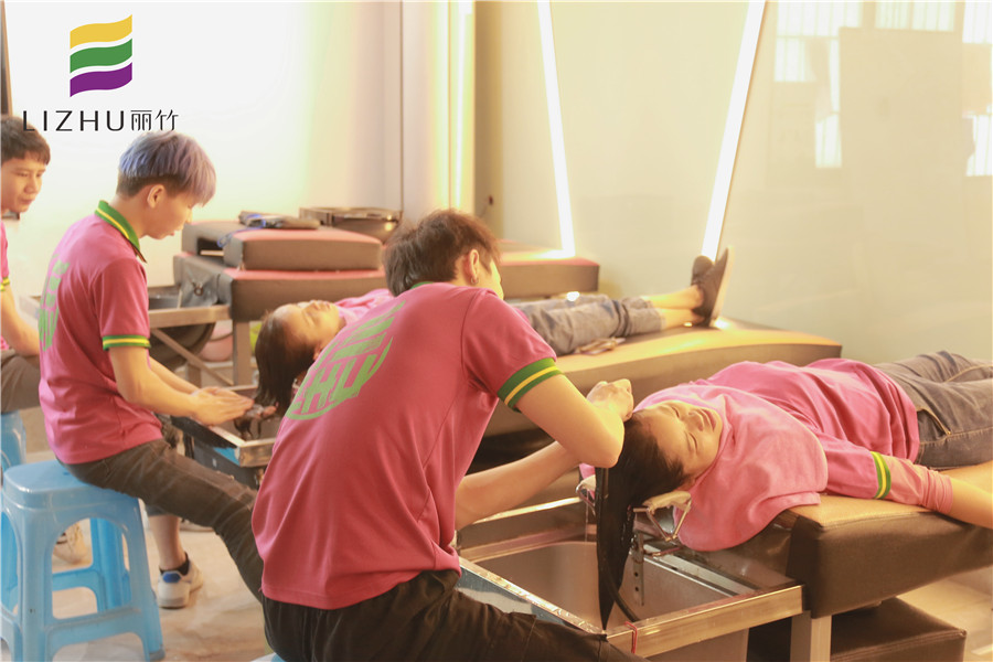 南寧哪里可以學(xué)美發(fā)？看看麗竹學(xué)校洗護(hù)就知道