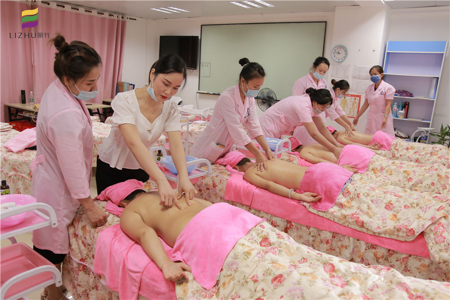 廣西正規(guī)美容學(xué)校課堂：背部按摩要點(diǎn)