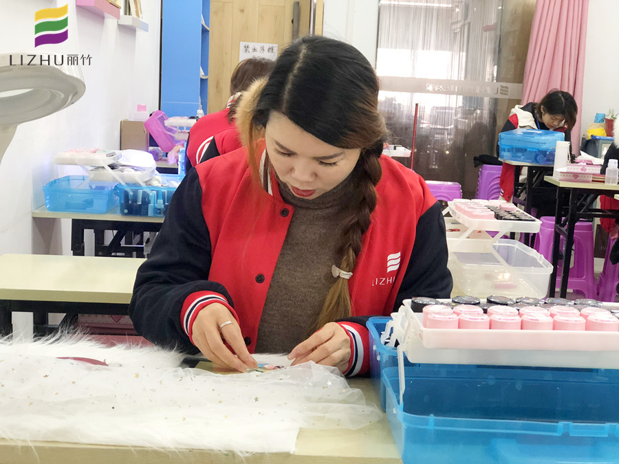 在南寧正規(guī)美甲學(xué)校學(xué)習(xí)，天天都有學(xué)不完的東西