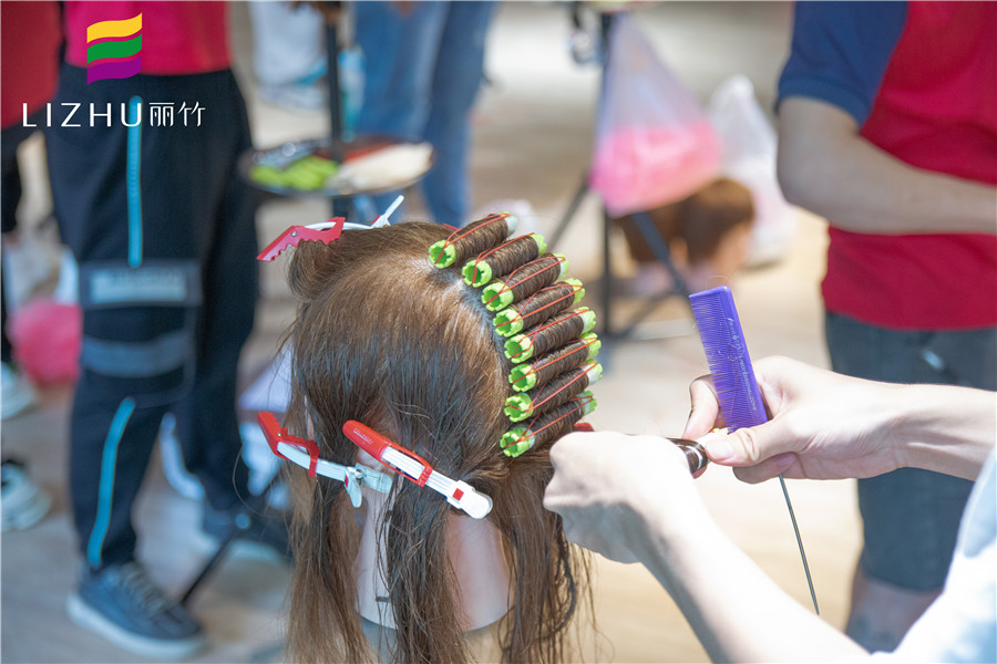 國際標(biāo)準(zhǔn)杠怎么上？快來廣西美發(fā)培訓(xùn)班學(xué)習(xí)下