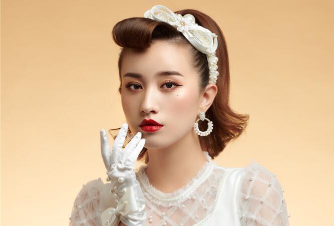 復(fù)古迪斯科妝容造型，廣西化妝學(xué)校這款造型愛了嗎？