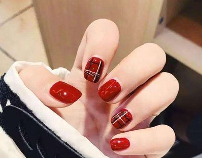 指甲指甲劈了怎么辦？南寧美甲學(xué)校教你解決辦法