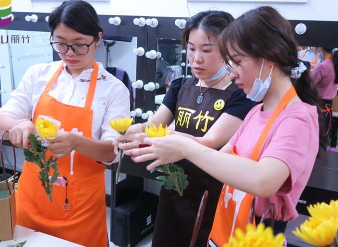 插花如何進行色彩搭配？南寧花藝培訓班來教你