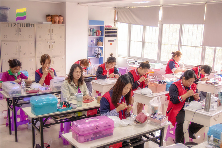 學(xué)美甲需要什么條件？南寧美甲培訓(xùn)學(xué)校為你解答