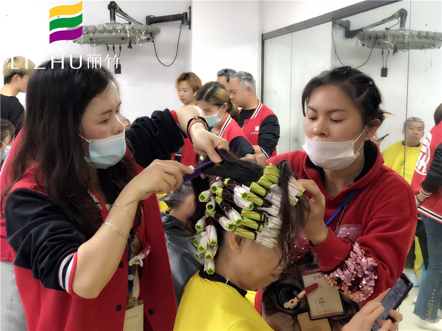 美發(fā)初學(xué)者燙發(fā)上杠基本操作方法，南寧美發(fā)學(xué)校分享