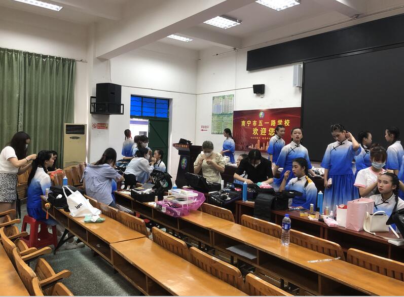 南寧化妝學(xué)校外出實踐，受到演員比心點贊