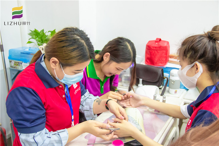 美甲怎么修剪死皮？來南寧美甲培訓(xùn)班看看就知道啦