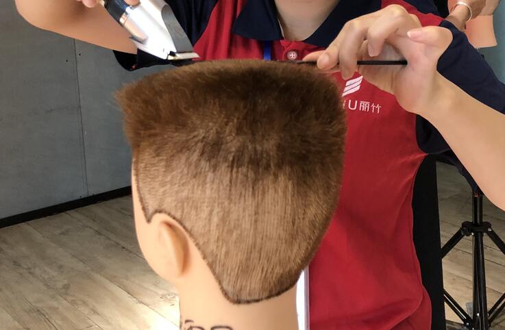 想學(xué)平頭修剪技巧？來廣西美發(fā)學(xué)校就對了