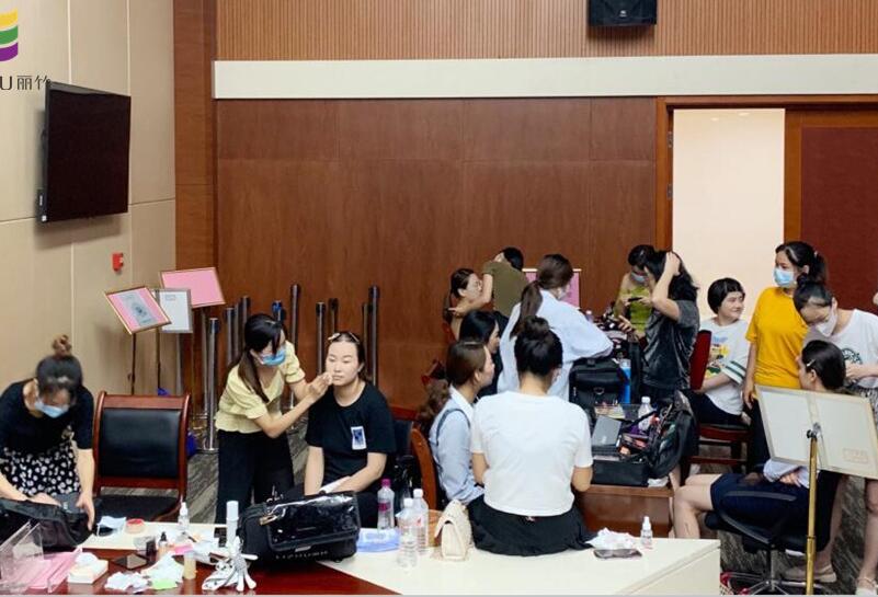 南寧化妝外出實踐，提升學(xué)員動手能力