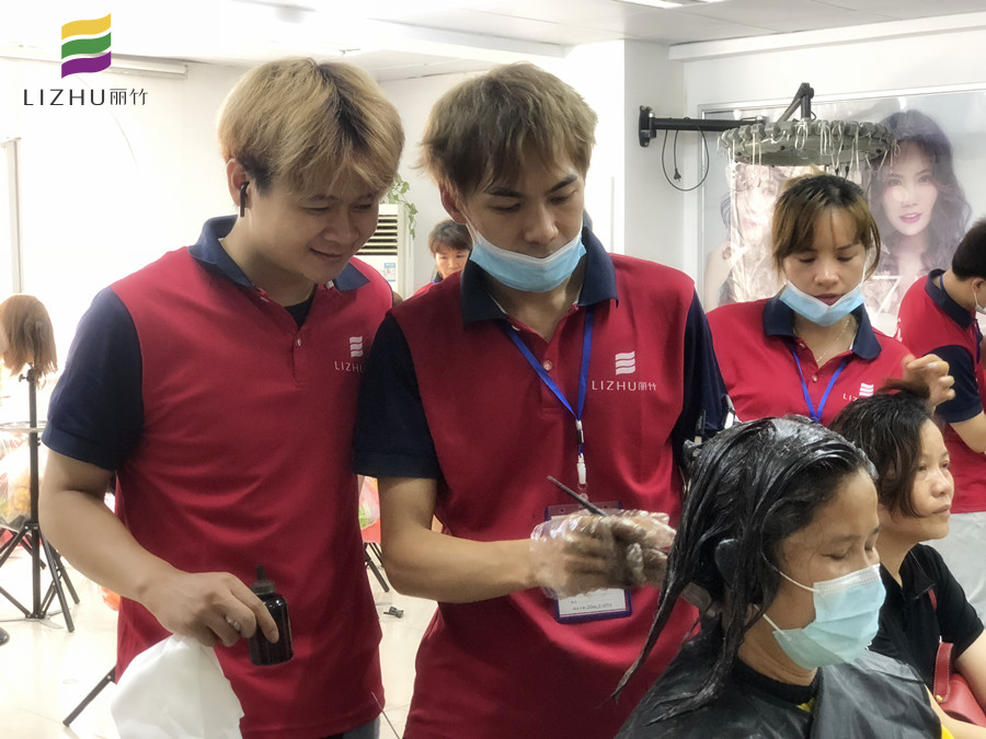 涂抹染膏的技巧，南寧美發(fā)師培訓(xùn)必須課程