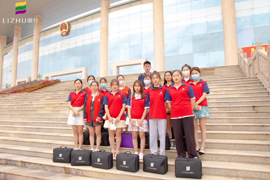 我為群眾辦實事：麗竹化妝學(xué)校為群眾提供妝造服務(wù)