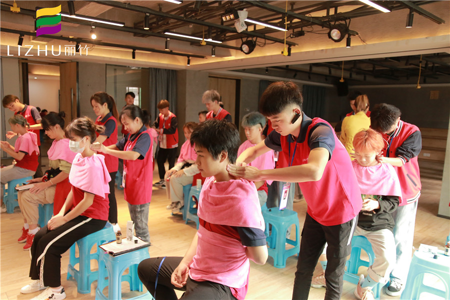 學(xué)美發(fā)為什么要學(xué)按摩？南寧專業(yè)美發(fā)學(xué)校告訴你