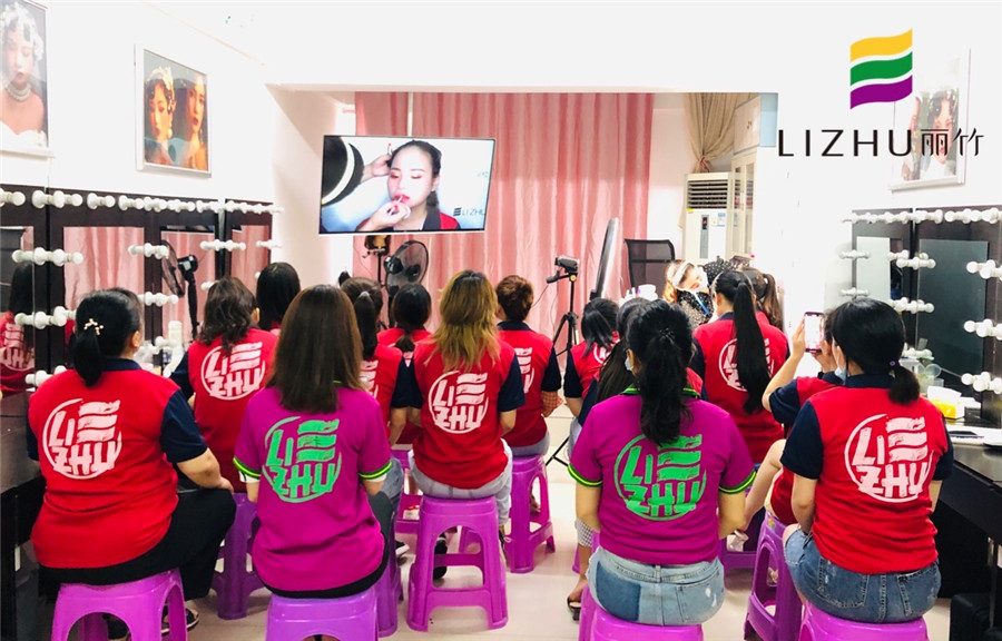 跟著南寧化妝學(xué)校學(xué)，新手也能畫出驚艷的唇妝