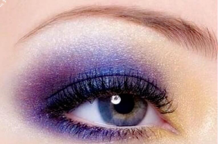眼影脫妝怎么辦？南寧人氣高彩妝學(xué)校教你