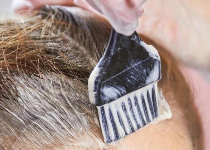 染發(fā)的時(shí)候頭皮痛？南寧技術(shù)好的美發(fā)學(xué)校來(lái)解答