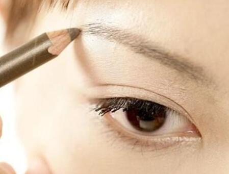 南寧化妝培訓(xùn)學(xué)校排名教你初學(xué)化妝怎么畫眉毛