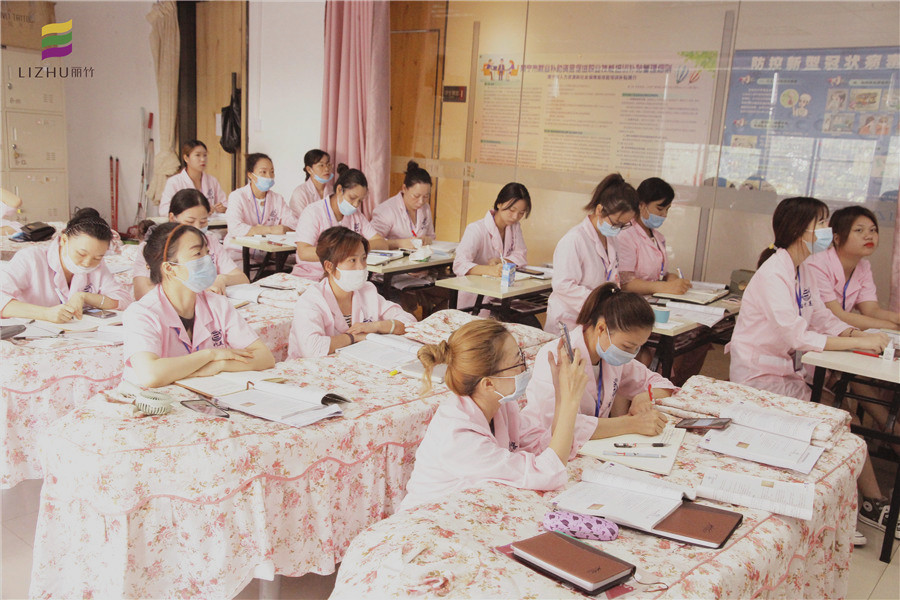 在南寧學(xué)美容，到麗竹學(xué)校美容全能班看看吧