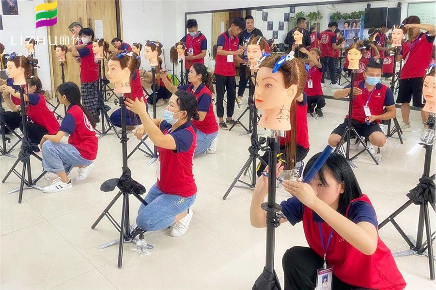 想知道美發(fā)水平線修剪技巧？來廣西美發(fā)學(xué)?？纯?>
								
								<span id=