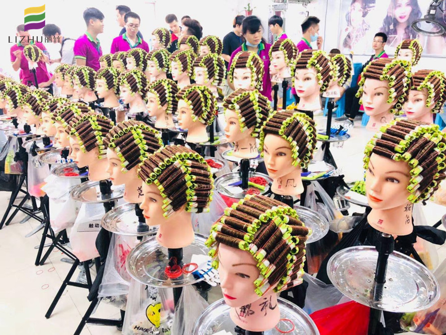 南寧美發(fā)培訓(xùn)機(jī)構(gòu)課堂：國(guó)際標(biāo)準(zhǔn)杠課堂練習(xí)