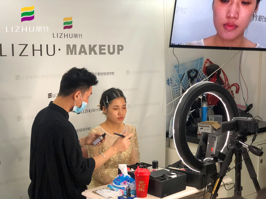 麗竹化妝學(xué)校提示：愛化妝的你必須要知道！