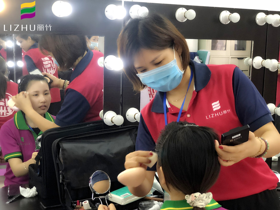 廣西美妝學(xué)校辯證：化妝對(duì)皮膚的傷害很大嗎？