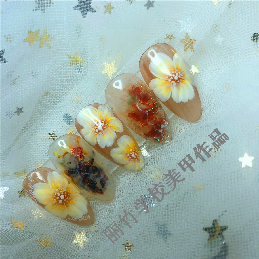 南寧學(xué)美甲的培訓(xùn)學(xué)校課程：什么是縮膠？