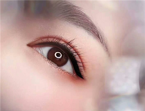 想知道紋美瞳線的技巧？到廣西紋繡培訓(xùn)中心學(xué)