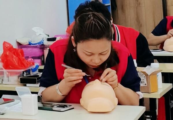 南寧專(zhuān)業(yè)美睫培訓(xùn)學(xué)校：學(xué)美睫有前途嗎？