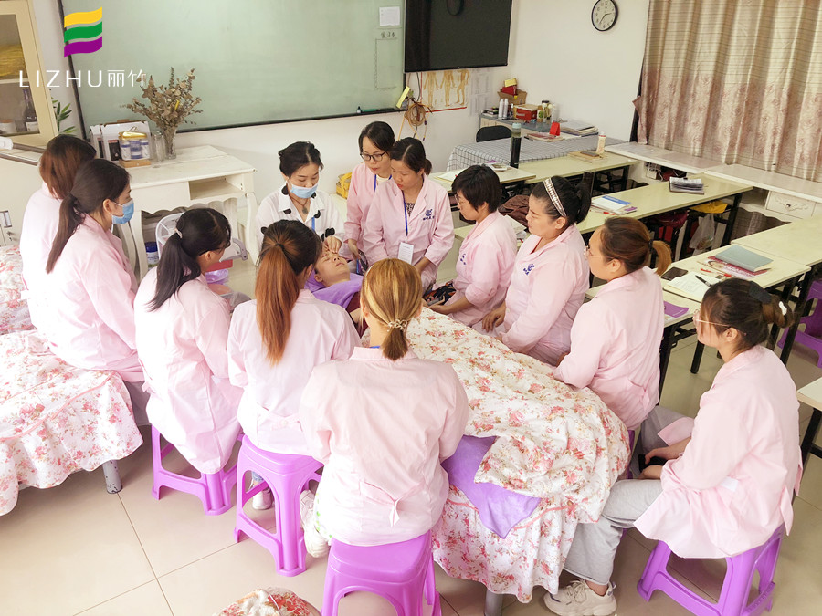 日常眼部保養(yǎng)怎么做？廣西正規(guī)美容學(xué)校給你支招