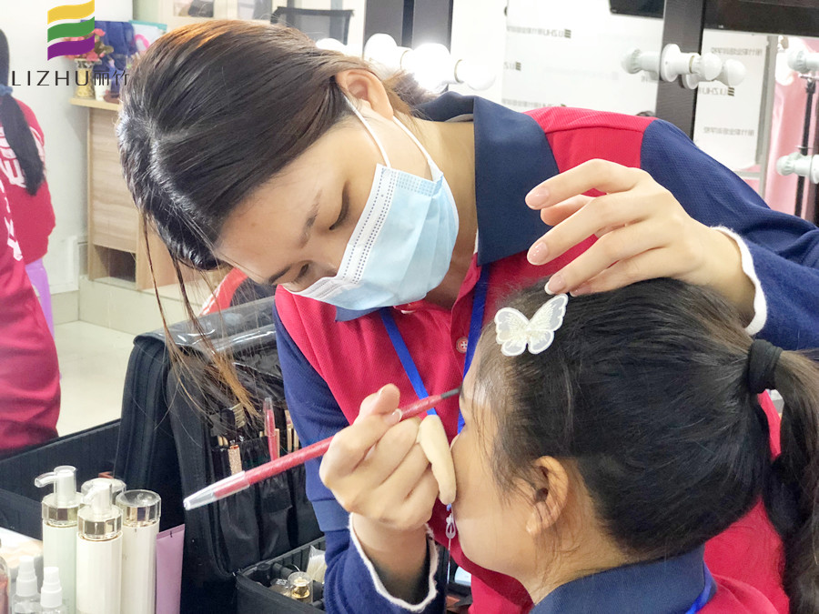 面試的妝容怎么畫？南寧彩妝師培訓(xùn)教你