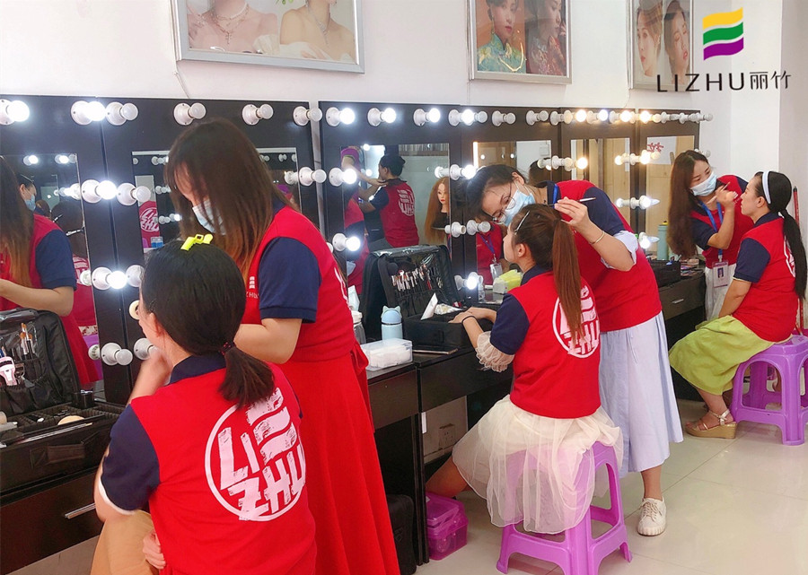 南寧化妝去哪里學(xué)？來麗竹化妝全能班啊