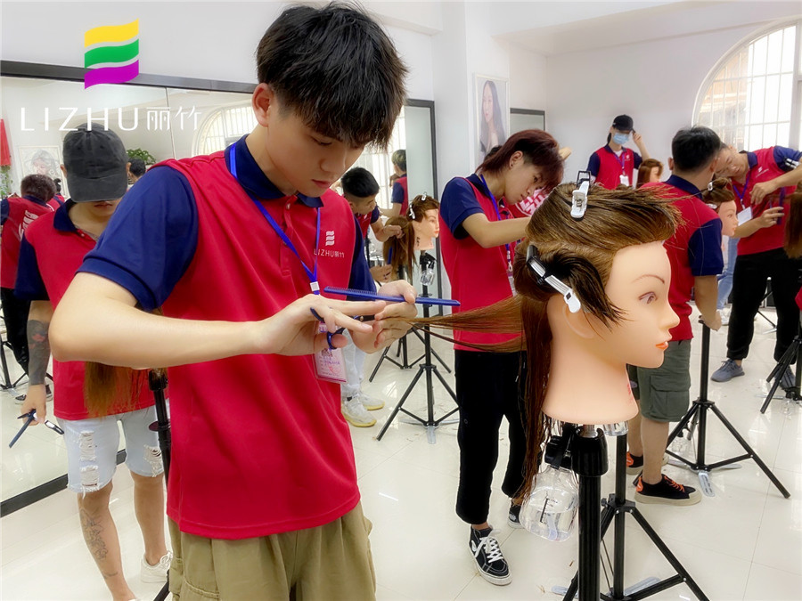 為什么要修剪發(fā)尾？南寧美發(fā)培訓(xùn)學(xué)校告訴你