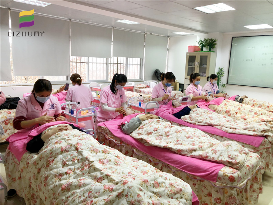 分享敷面膜的隱藏知識，看?南寧哪家美容學校專業(yè)