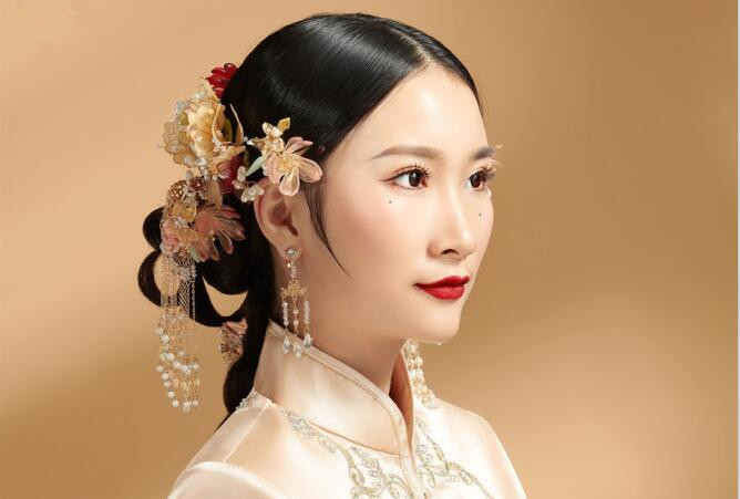 簡約秀禾新娘造型，看南寧化妝學(xué)校哪家有實(shí)力