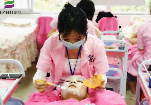 怎么做面部水療？廣西美容課堂上課教你