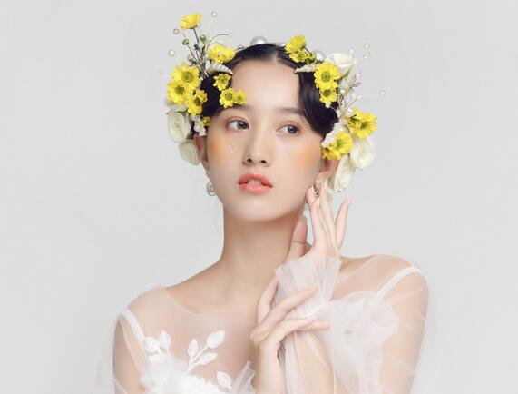 秋天適合哪種口紅色系？廣西專業(yè)化妝培訓(xùn)給你列清單