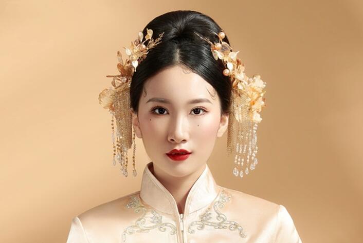 看中式新娘造型魅力，感受南寧化妝學(xué)校實(shí)力