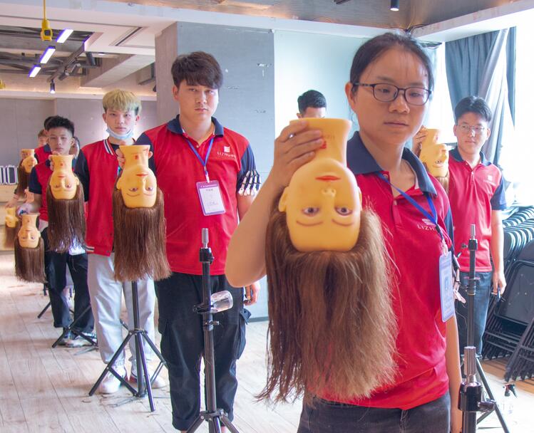 假頭如何梳理頭發(fā)？來廣西美發(fā)學(xué)習(xí)中心學(xué)習(xí)