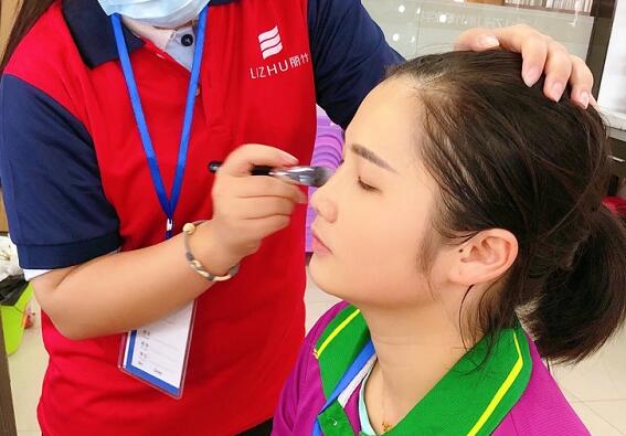 學(xué)刷子涂粉底液教程，知道廣西化妝學(xué)校哪家專業(yè)