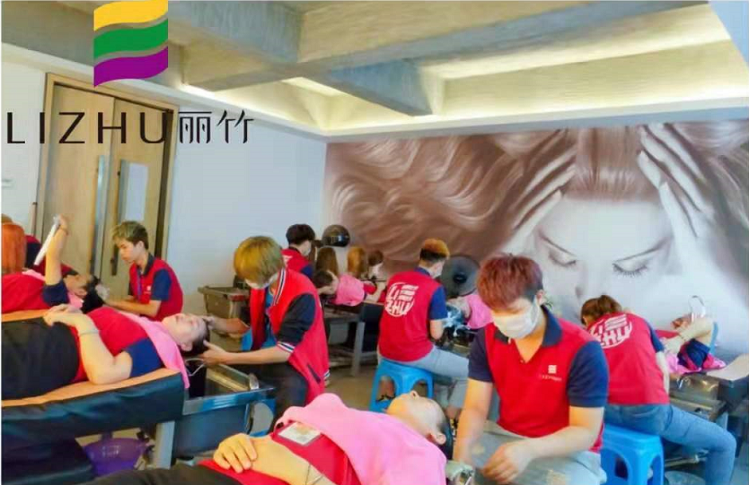 來看看廣西美發(fā)培訓(xùn)學(xué)校洗護(hù)班實操練習(xí)