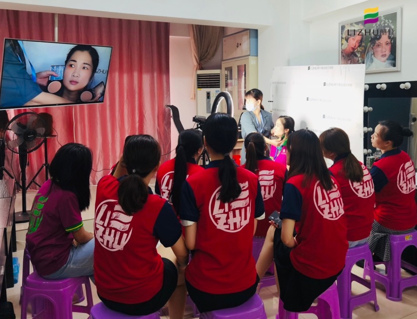 廣西化妝培訓(xùn)班教你打粉底的方法