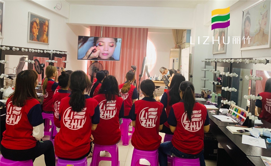 南寧化妝培訓(xùn)學(xué)什么？大地色漸變畫法教程