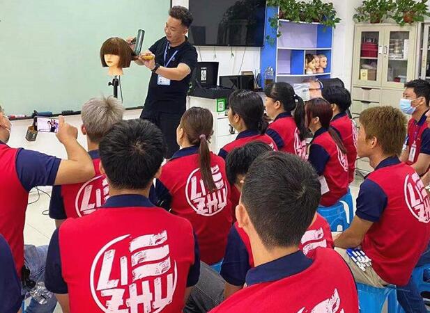 怎么剪平劉海？南寧專業(yè)美發(fā)學(xué)校課堂實(shí)操