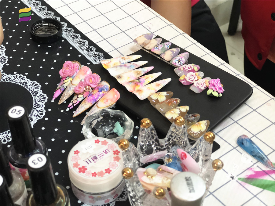 南寧美甲去哪學(xué)？歡迎來(lái)麗竹美甲全能班試聽(tīng)